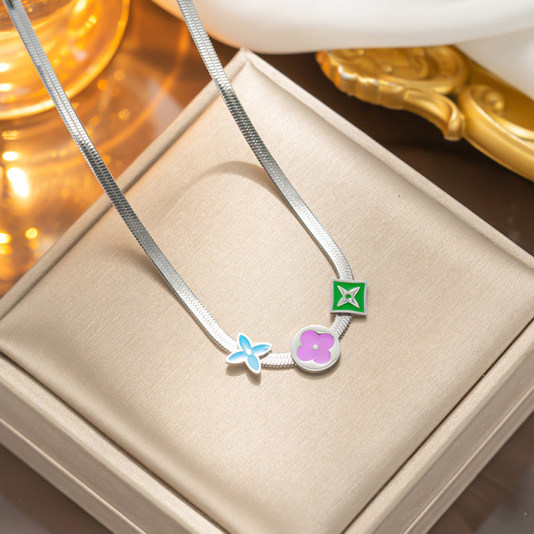 Luxury Fashion 18K Gold Stainless Steel Girl Jewelry Personal Clover Flower Snake Chain Charm Necklace