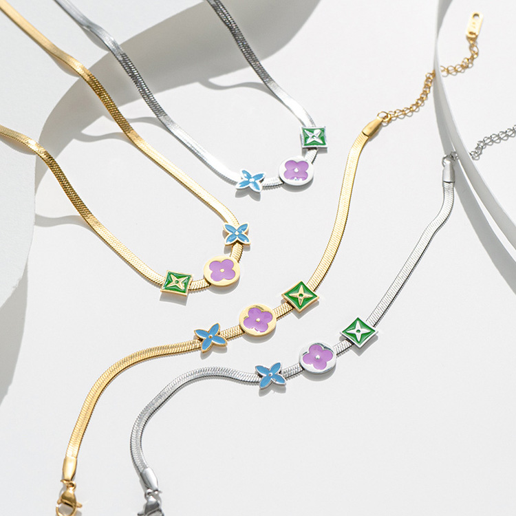 Luxury Fashion 18K Gold Stainless Steel Girl Jewelry Personal Clover Flower Snake Chain Charm Necklace