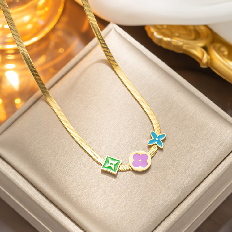 Luxury Fashion 18K Gold Stainless Steel Girl Jewelry Personal Clover Flower Snake Chain Charm Necklace