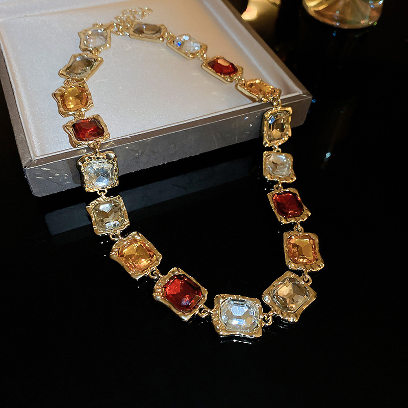 Wholesale European and American Diamond Geometric Luxury Fashionable and Popular Necklaces Set for Women